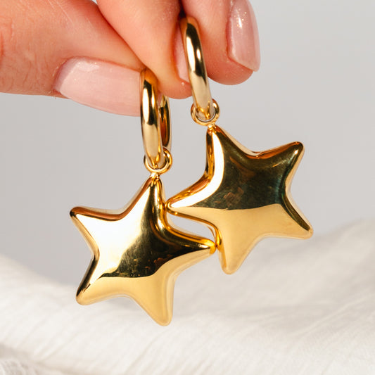 Aros argolla huggie estrella bañado en oro
