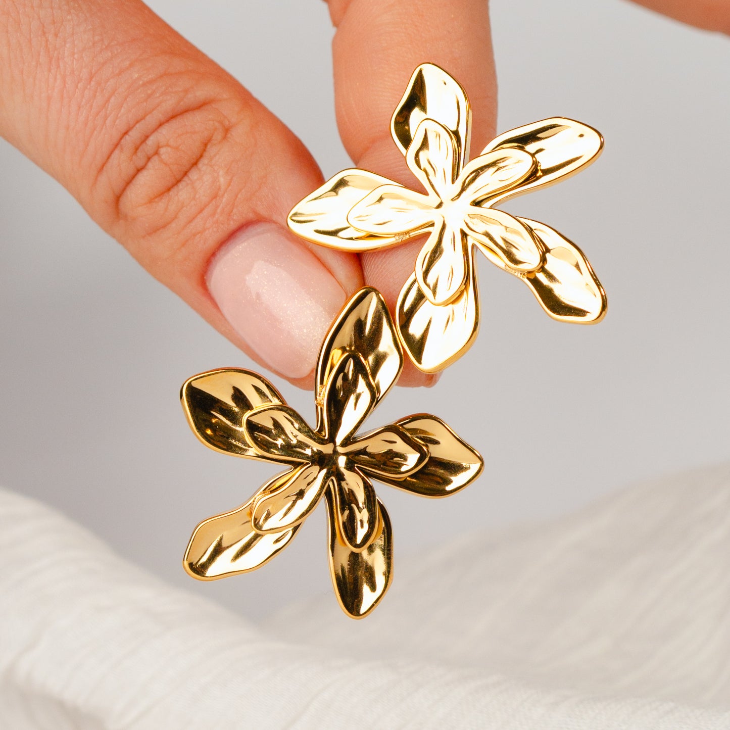 Aros pegados flores bañado en oro