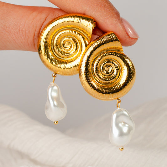 Aros colgante concha espiral y perla bañado en oro