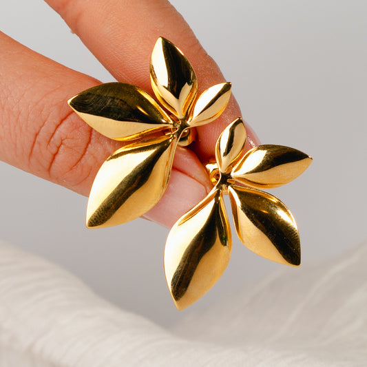 Aros pegados media flor bañado en oro