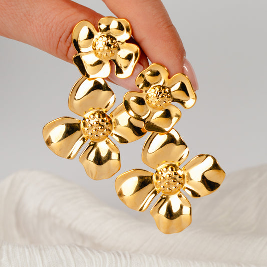 Aros colgante dos flores bañado en oro