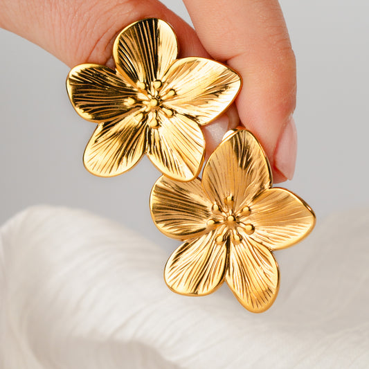 Aros pegados de flor bañado en oro