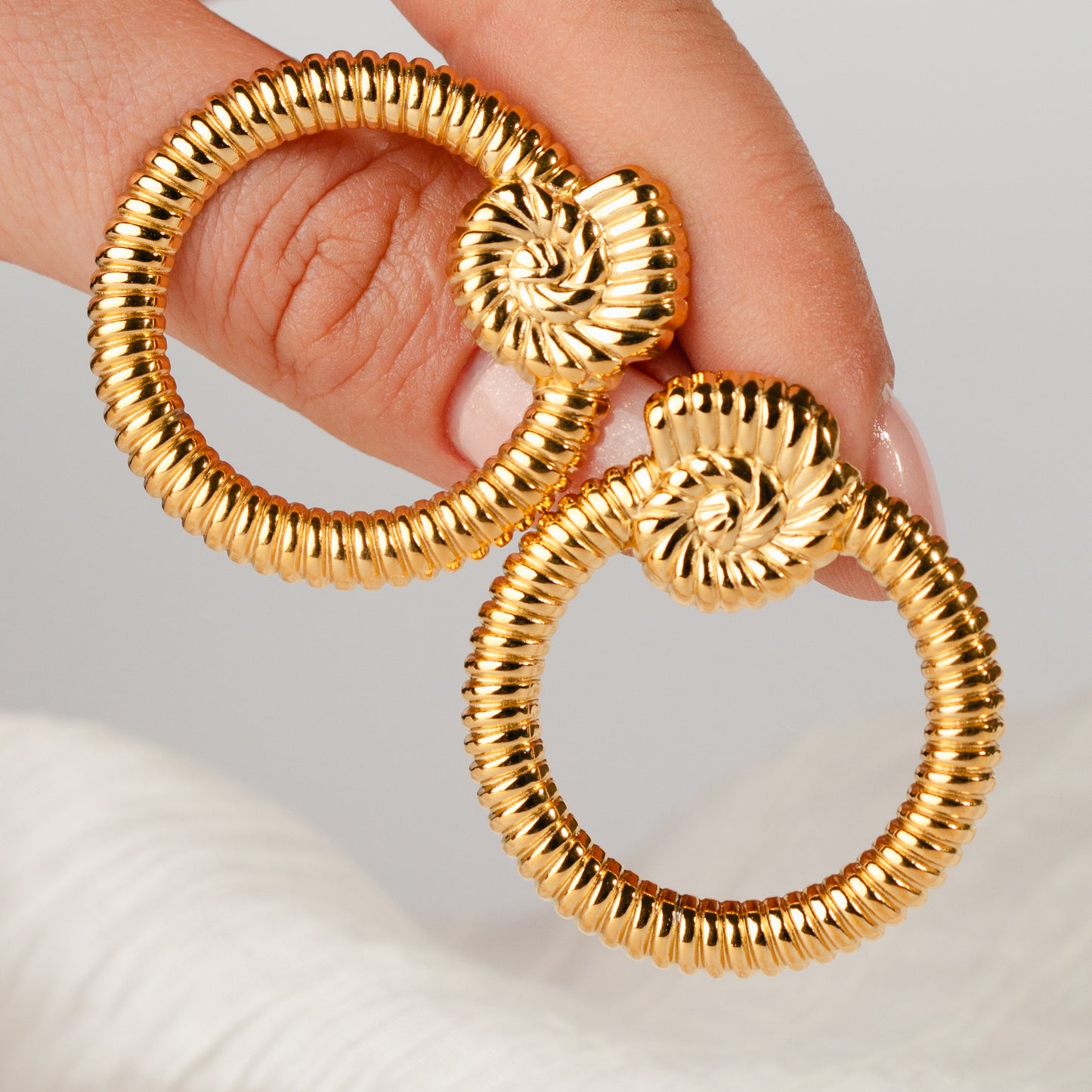 Aros colgantes espirales bañado en oro
