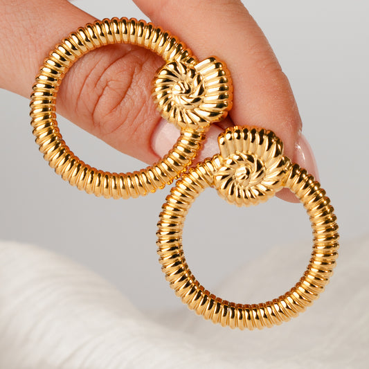 Aros colgantes espirales bañado en oro