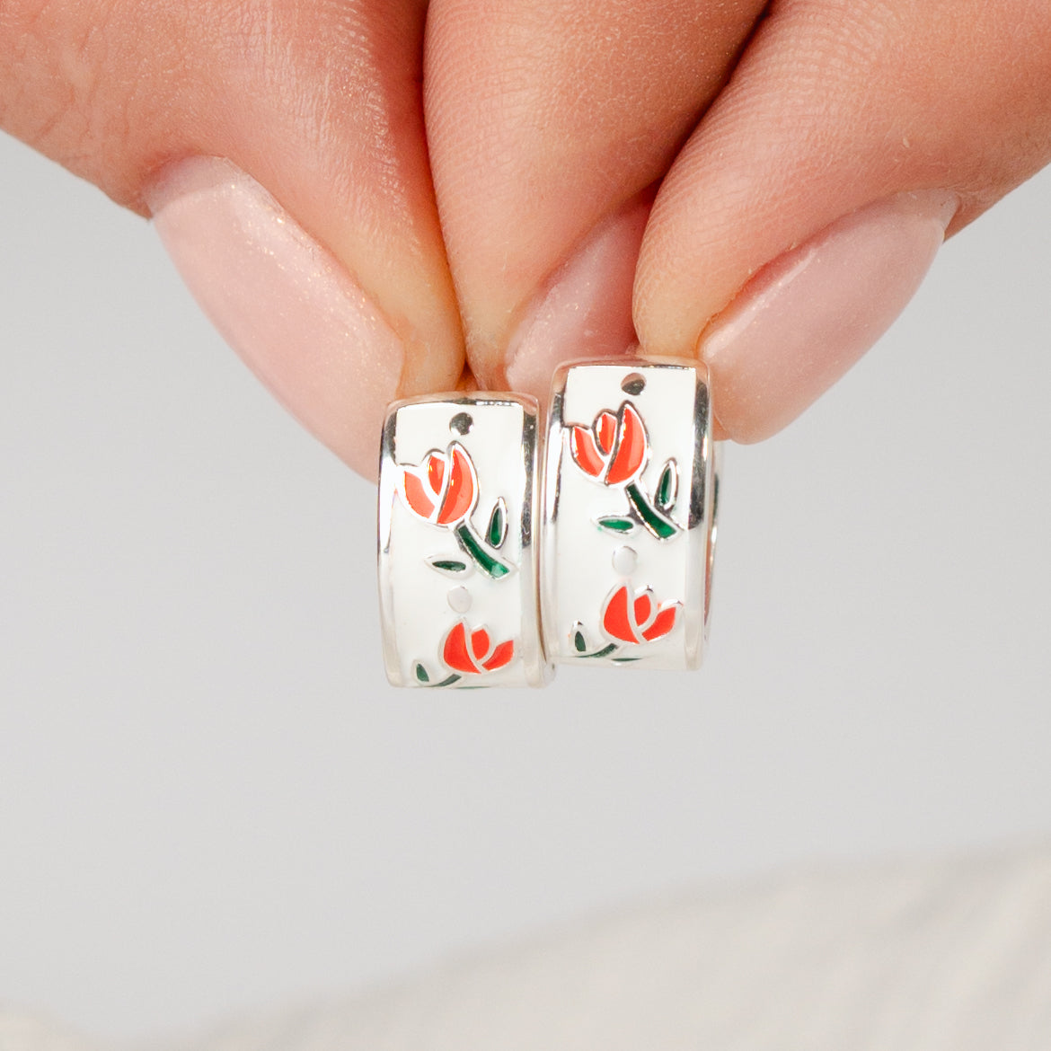 Aros argolla huggie tulipanes