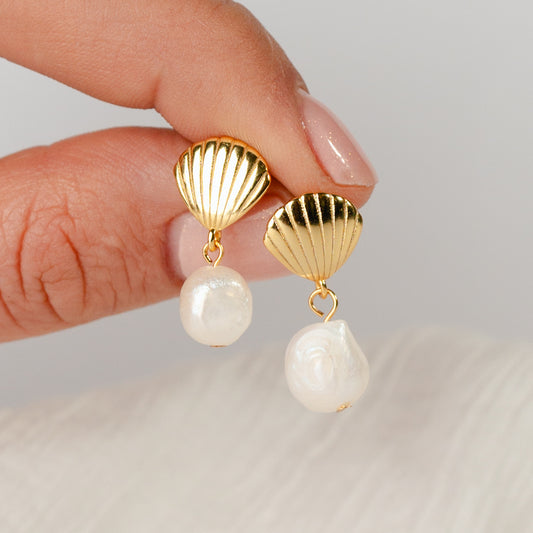 Aros colgante conchita y perla bañado en oro
