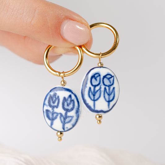 Aros argolla huggie diseño flores bañado en oro