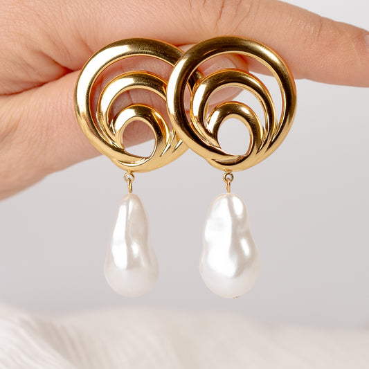 Aros colgante esferas y perlas bañado en oro