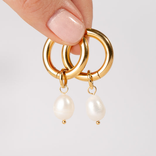 Aros argolla huggie perla bañado en oro