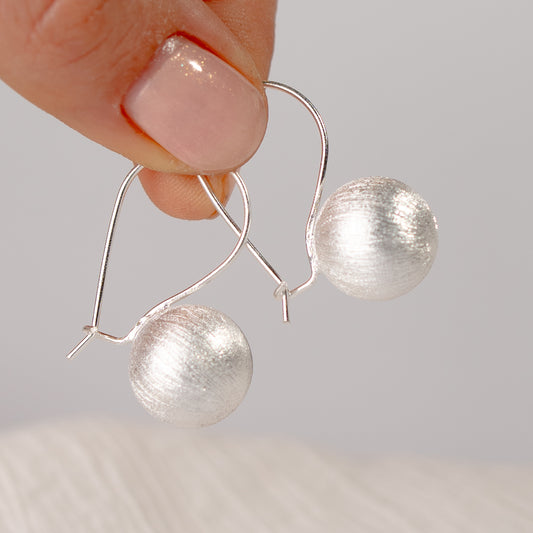 Aros colgante esfera satinada
