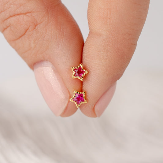 Aros pegados estrella fucsia cierre pelotita bañado en oro