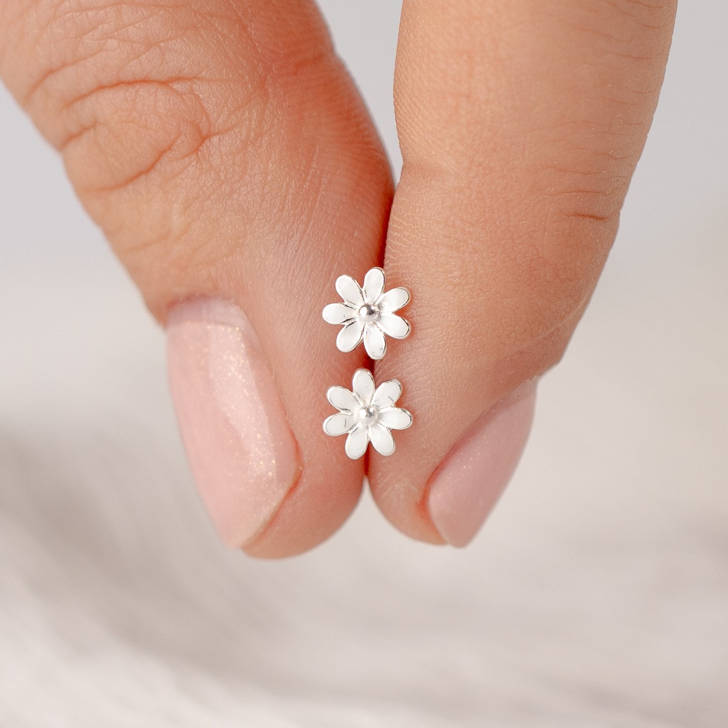 Aros pegados flor blanca cierre pelotita