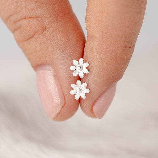 Aros pegados flor blanca cierre pelotita