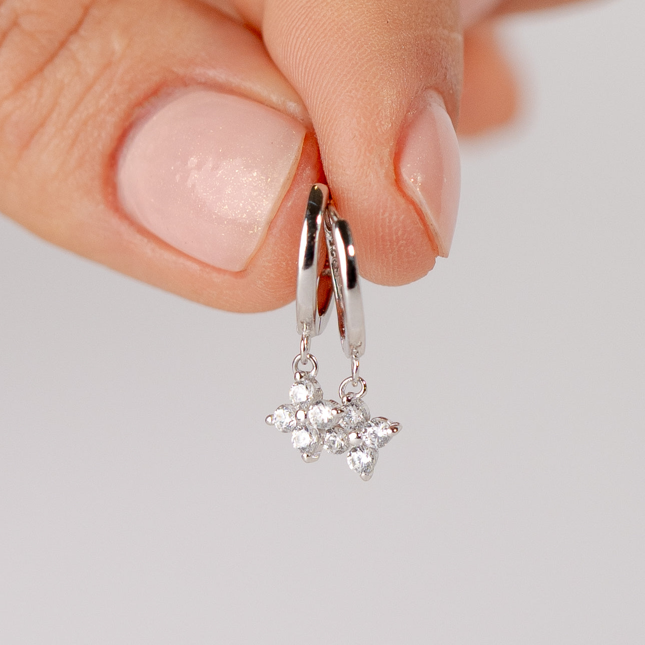 Aros argolla huggie flor circón mini