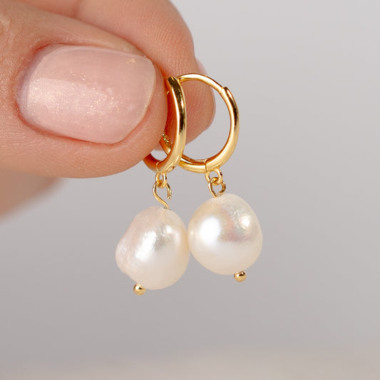 Aros argolla huggie perla bañado en oro