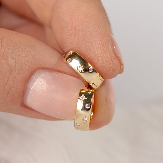 Aros argolla huggie estrella y circones bañada en oro