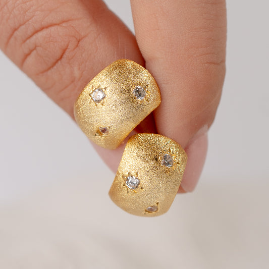 Aros pegados satinados con circones bañado en oro