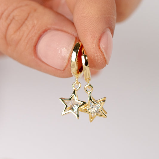 Aros argolla huggie estrellas bañado en oro