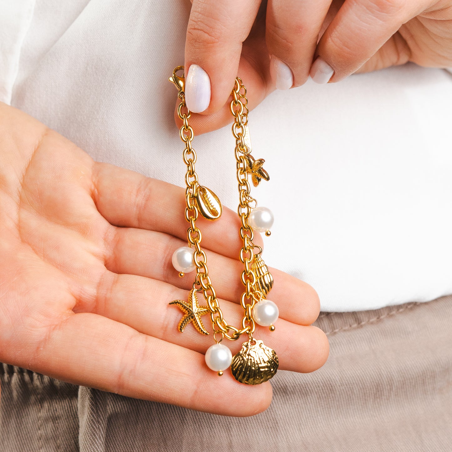 Pulseras conchitas y perlas bañado en oro