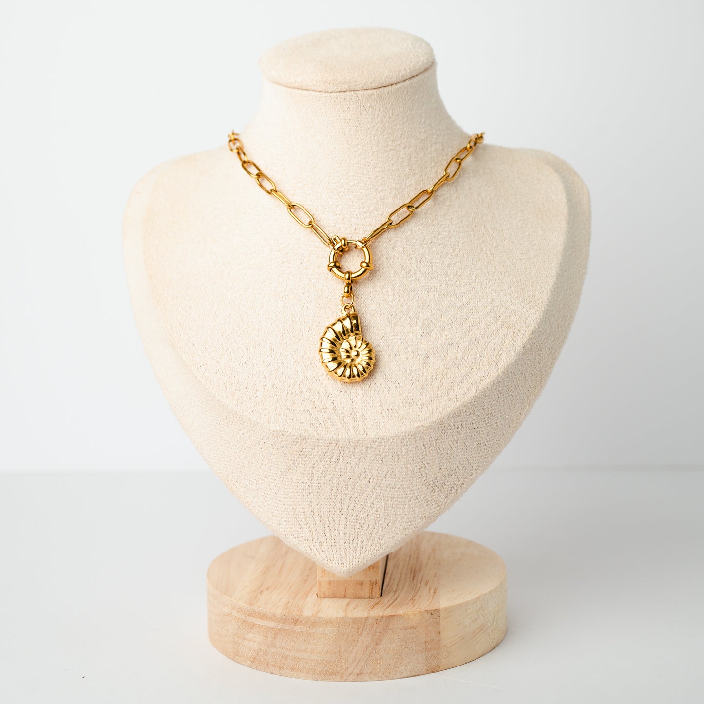 Collar de timón conchita bañado en oro