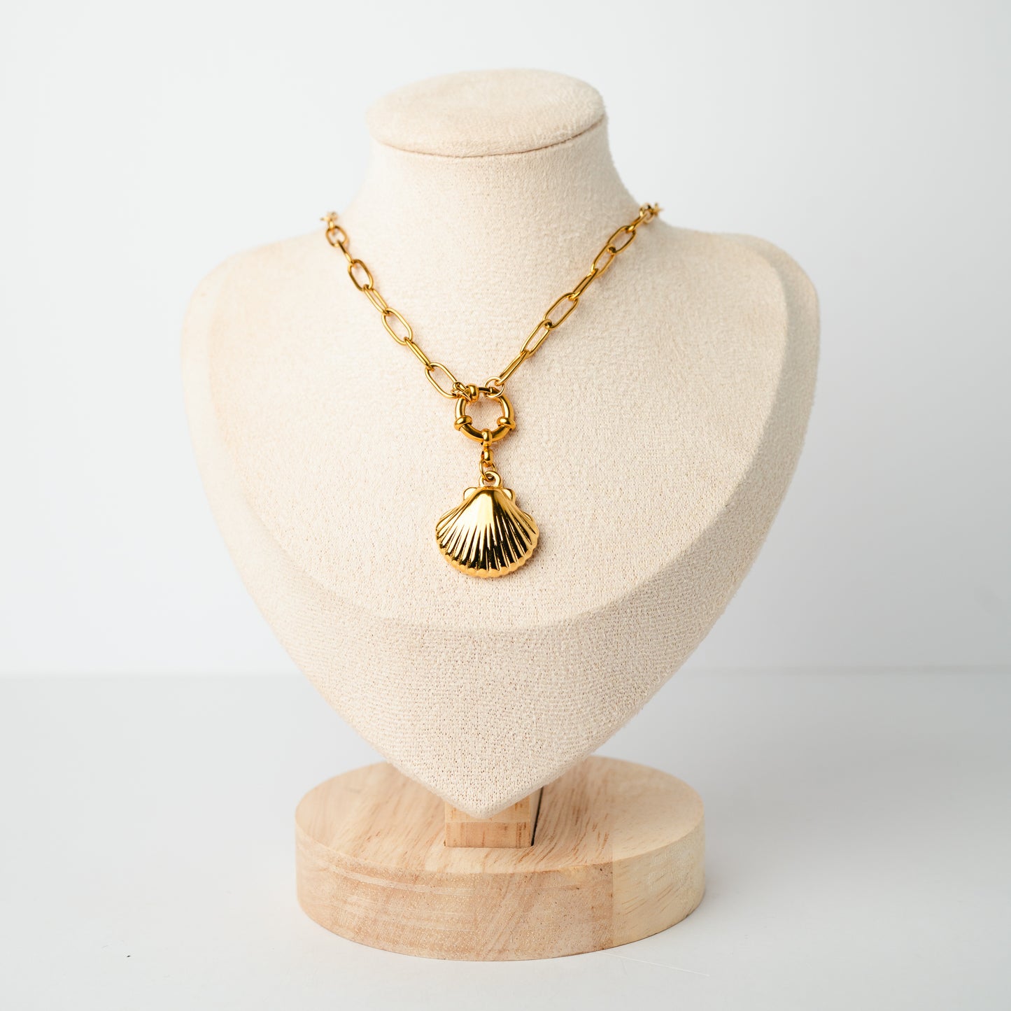 Collar de timón conchita bañado en oro