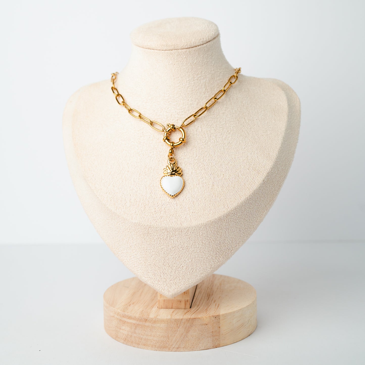 Collar de timón corazón blanco bañado en oro