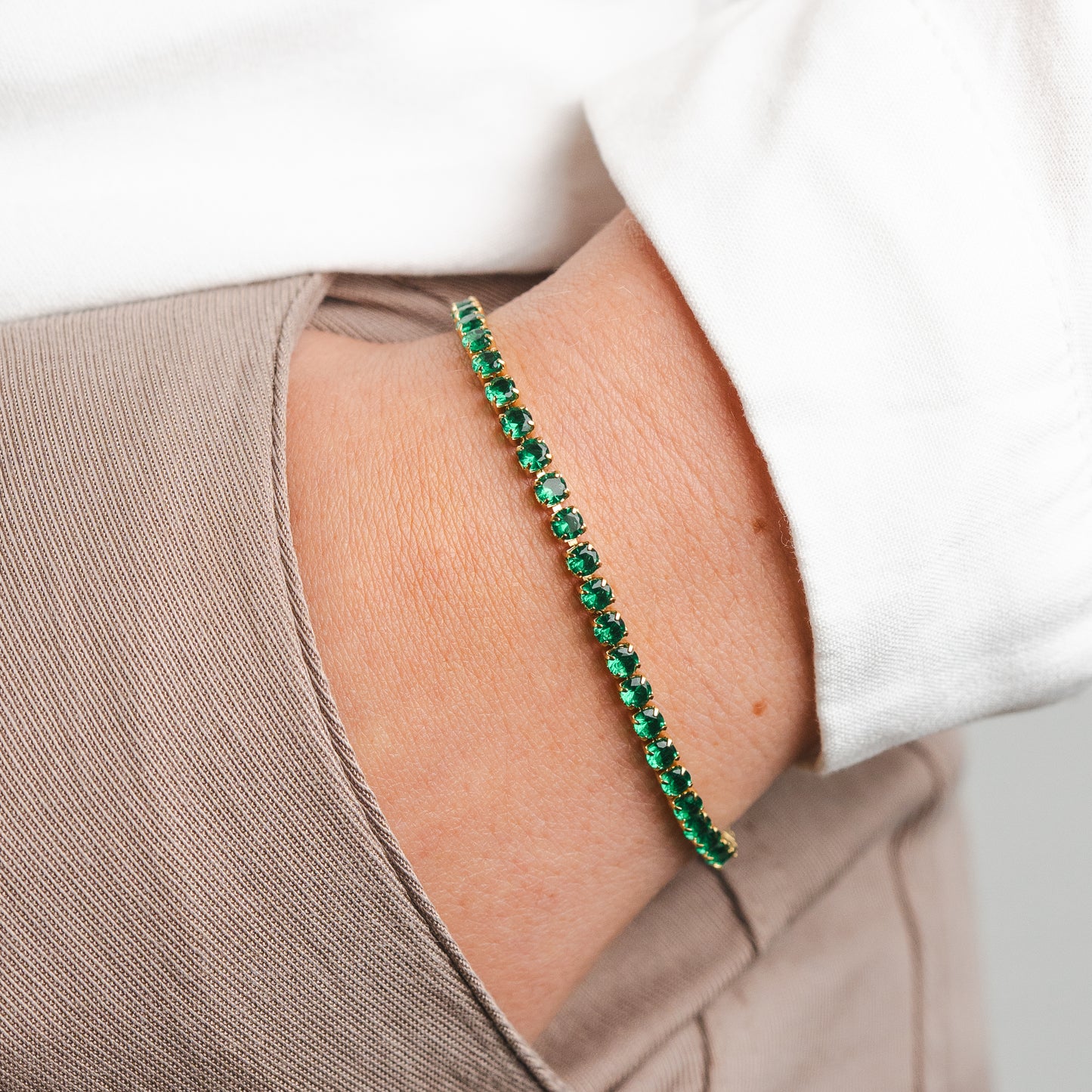 Pulseras circones verdes bañado en oro