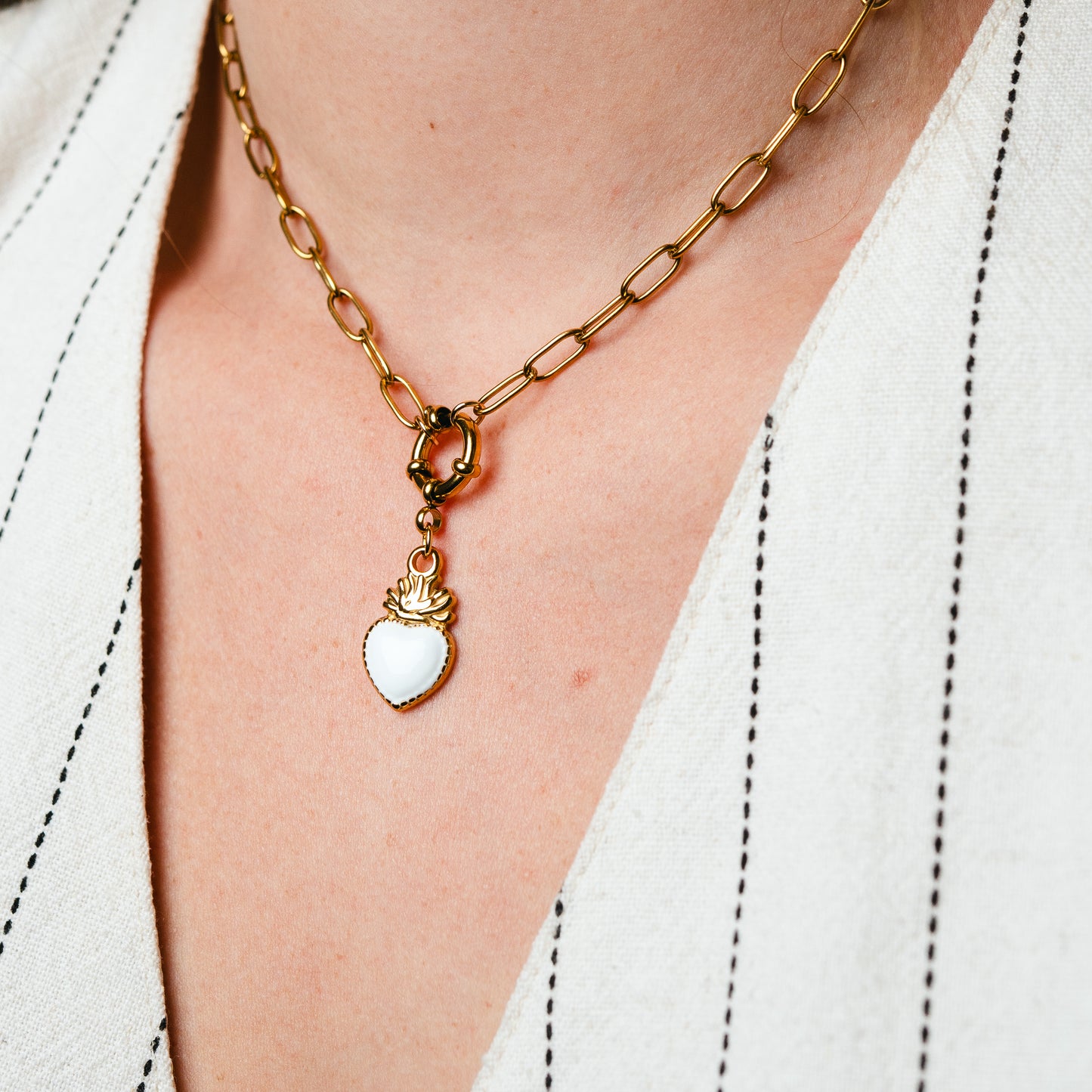 Collar de timón corazón blanco bañado en oro