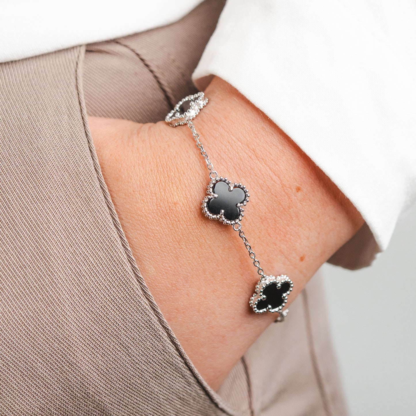 Pulsera trébol negro