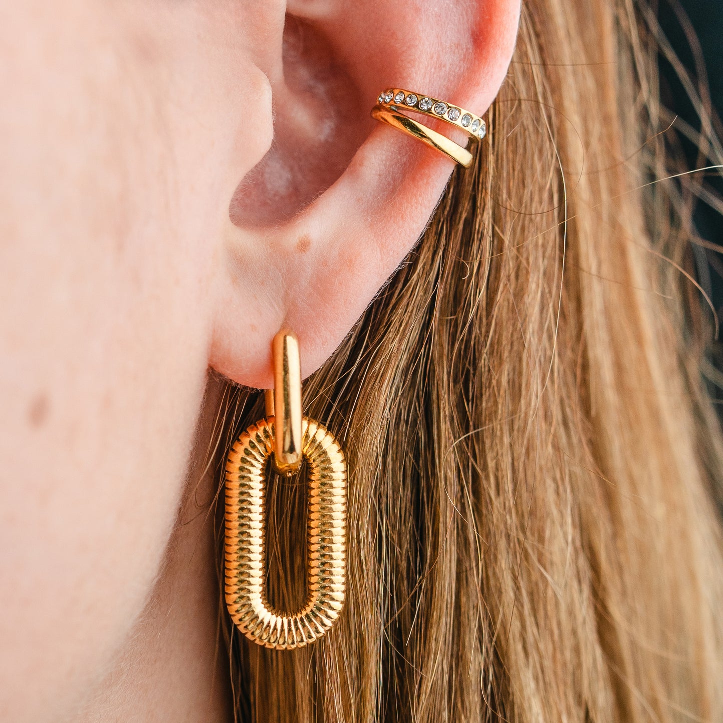 Aros argolla huggie eslabones bañado en oro