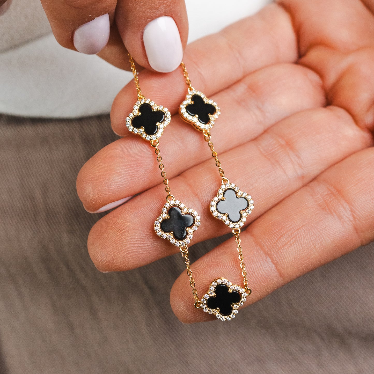 Pulsera trébol negro circones bañado en oro