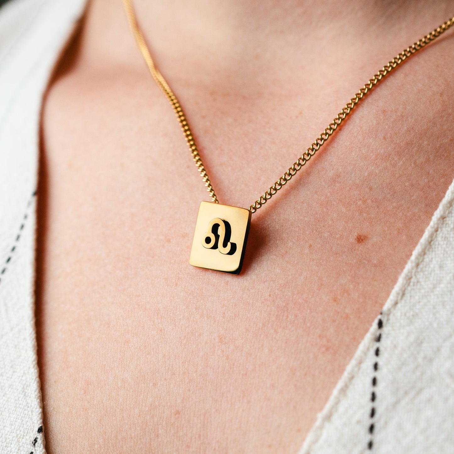 Collar zodiac Leo bañado en oro