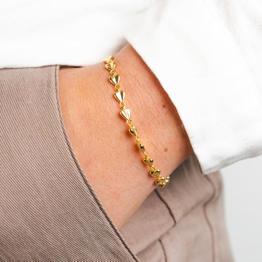 Pulsera corazones bañado en oro