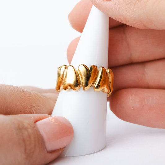 Anillo ajustable corazones bañado en oro