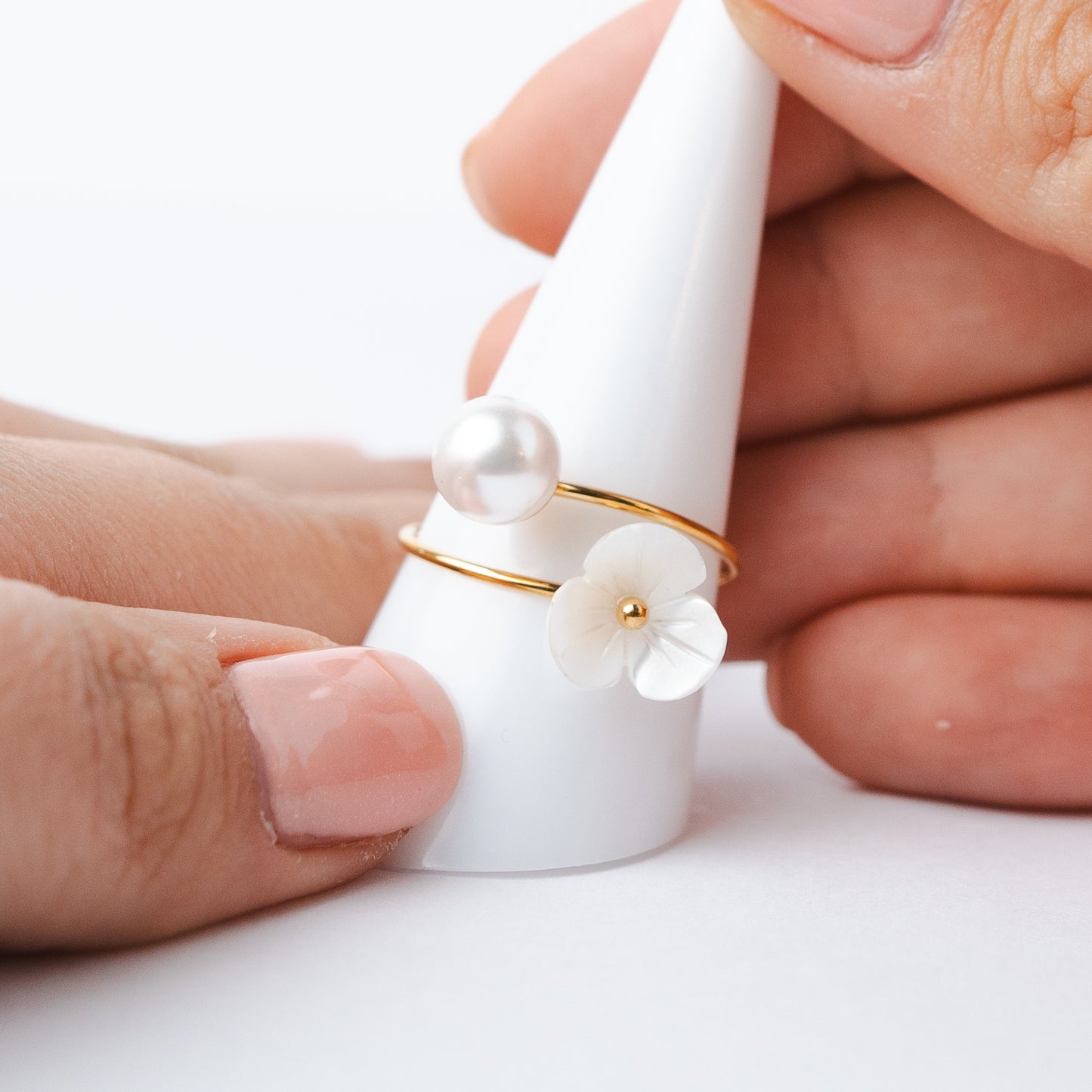 Anillo flor y perla bañado en oro