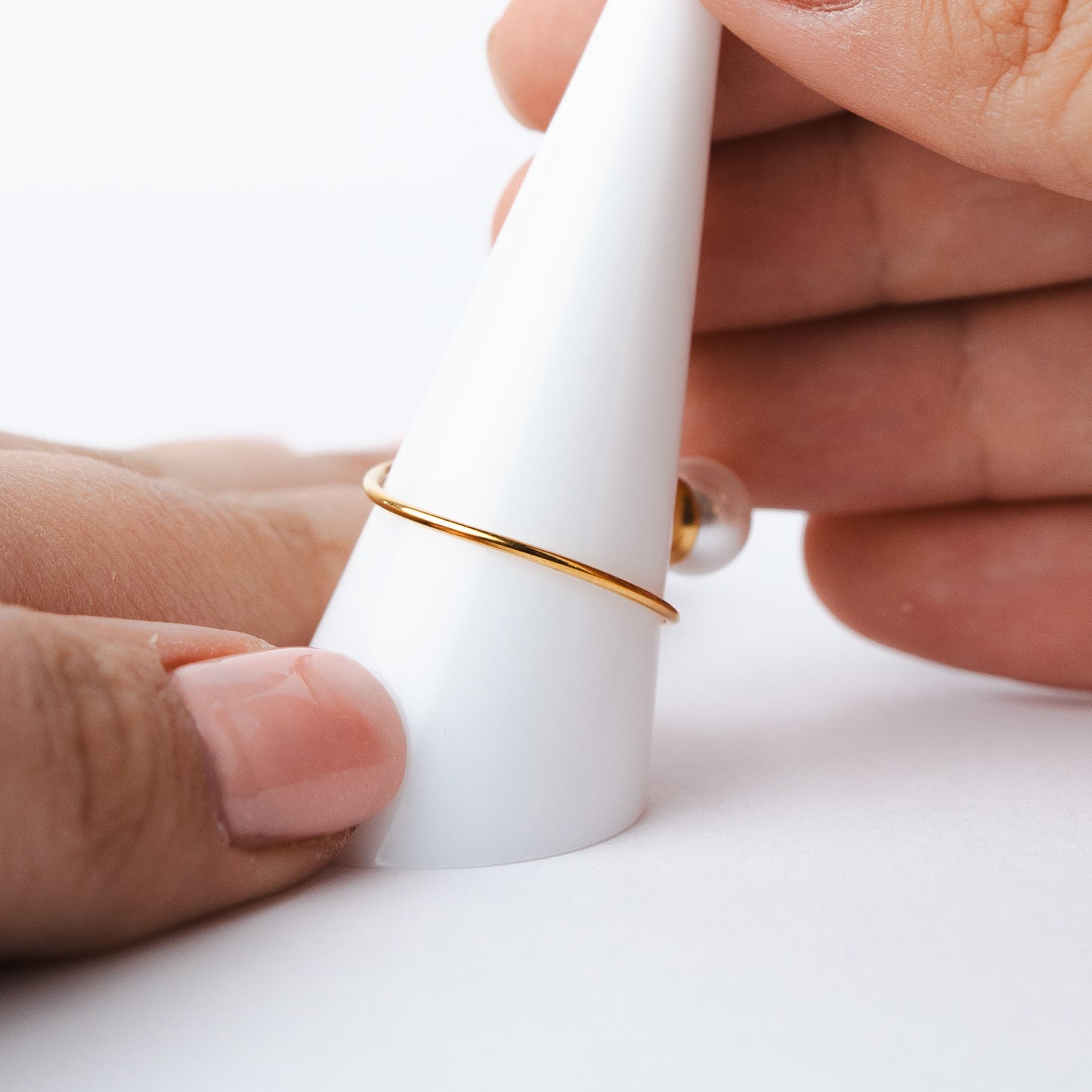 Anillo flor y perla bañado en oro