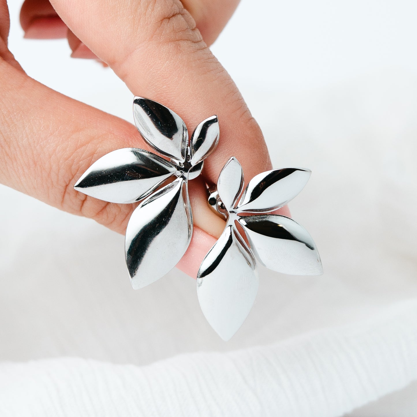 Aros pegados media flor silver