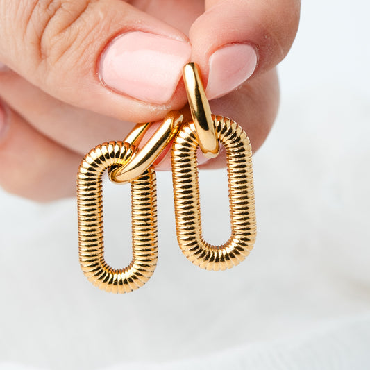 Aros argolla huggie eslabones bañado en oro