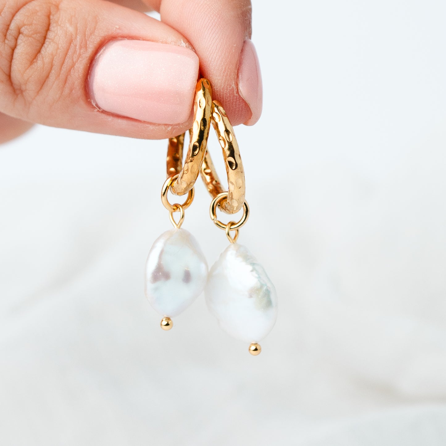 Aros argolla huggie perlas bañado en oro