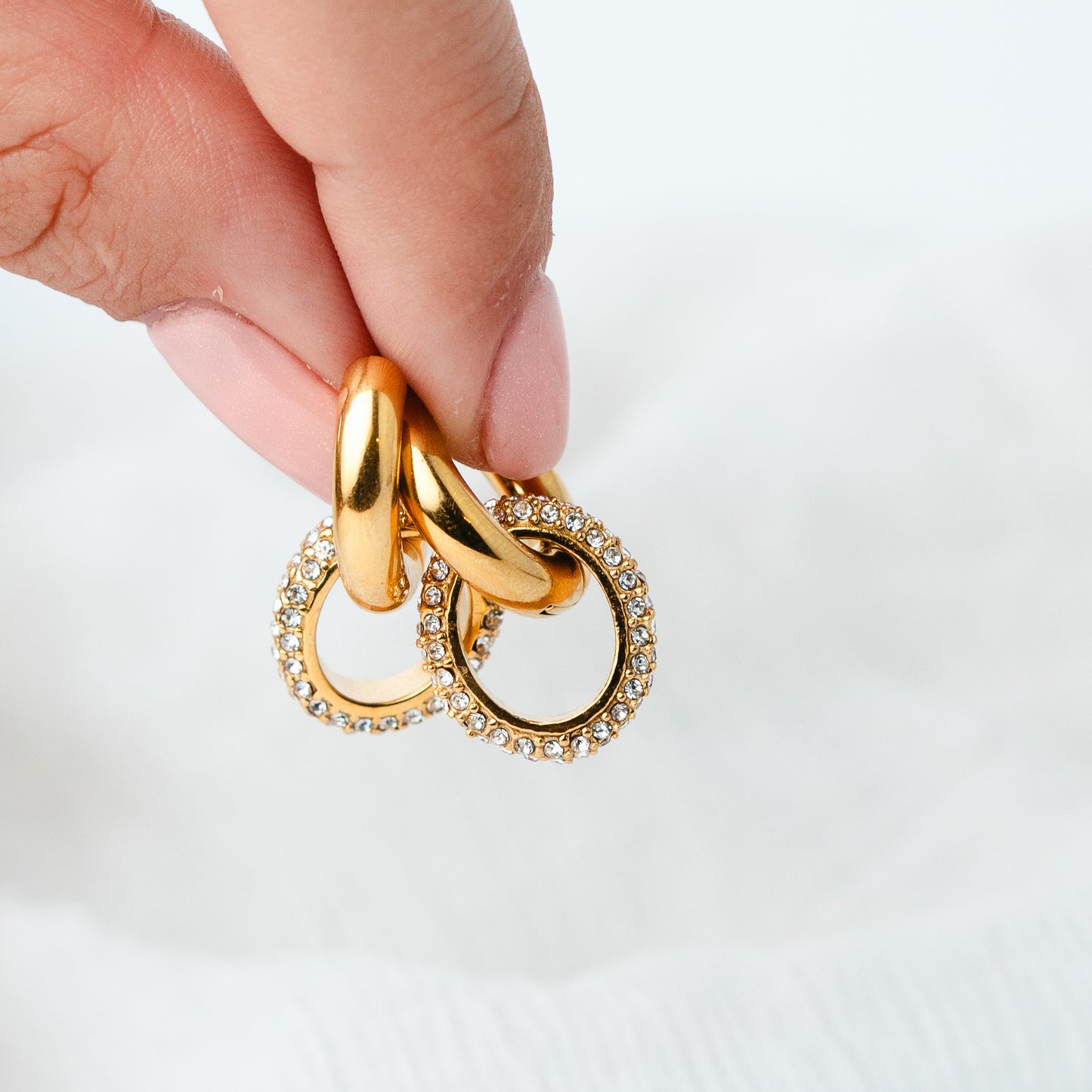 Aros argolla huggie Pavé