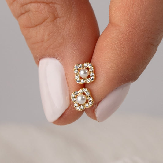 Aros pegados flor y perla bañado en oro