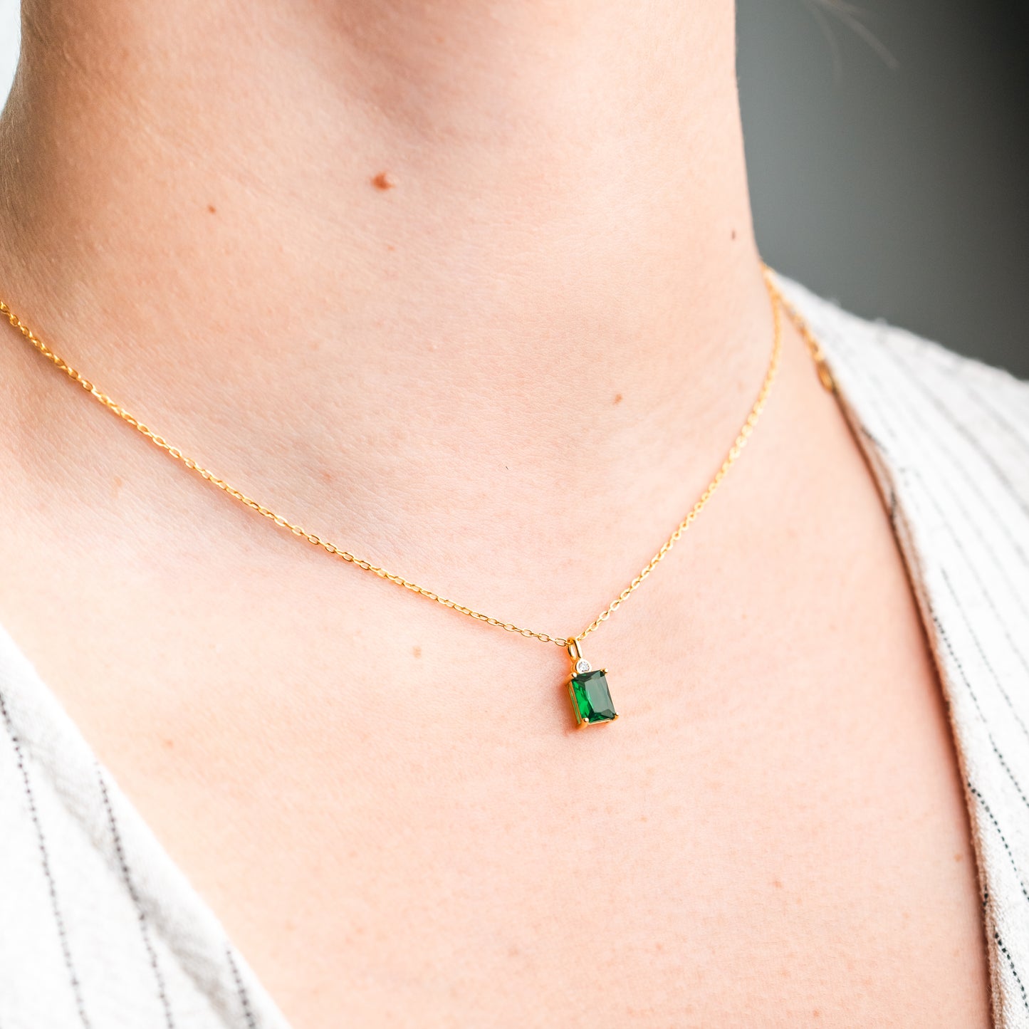 Collar punto de luz verde bañado en oro