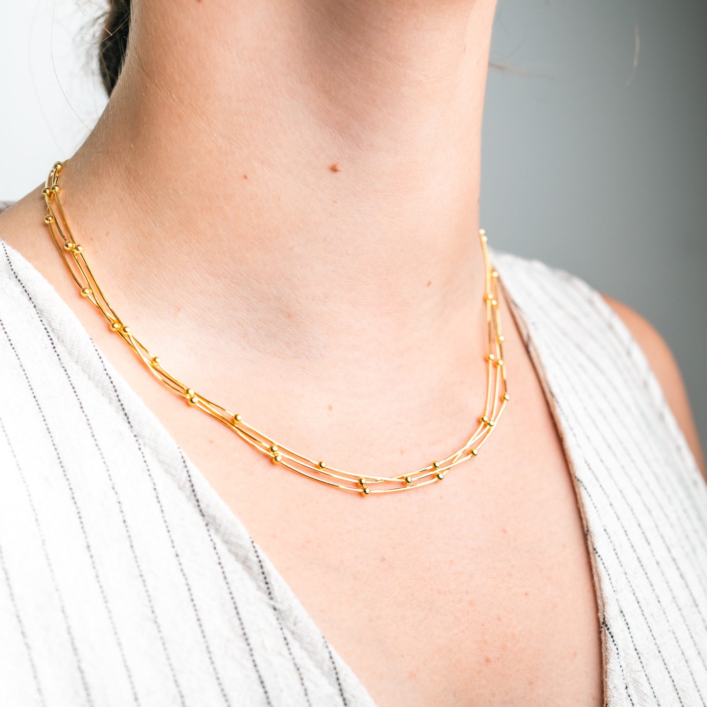 Collar triple esferas bañado en oro