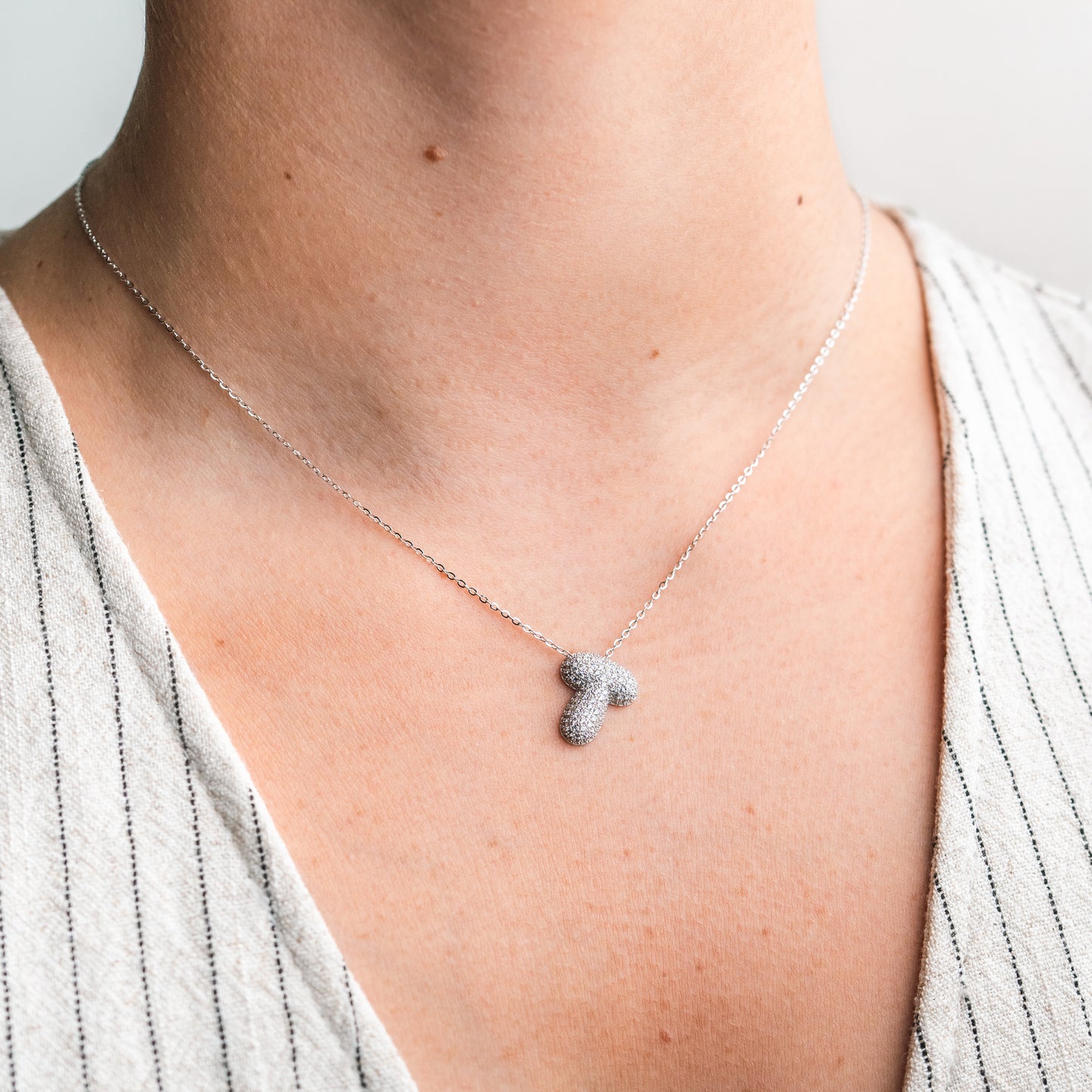 Collar letra T