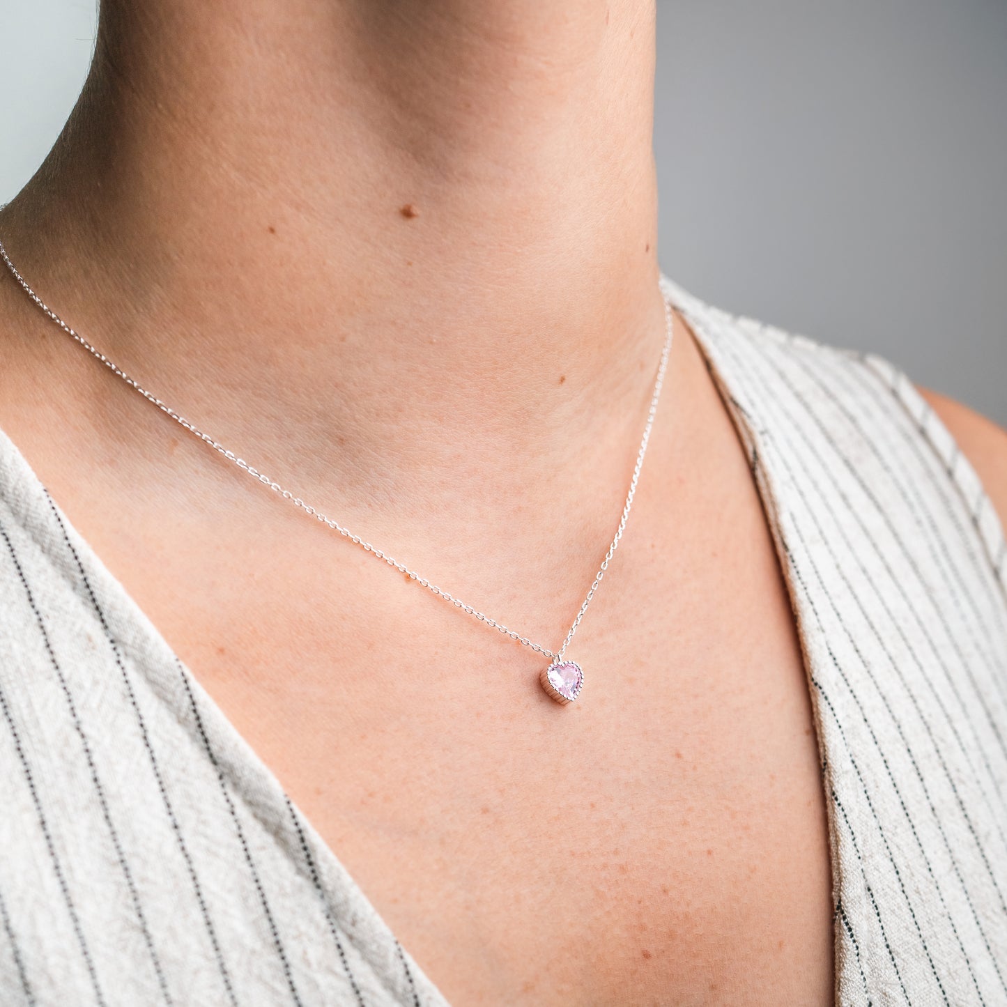 Collar punto de luz corazón rosado