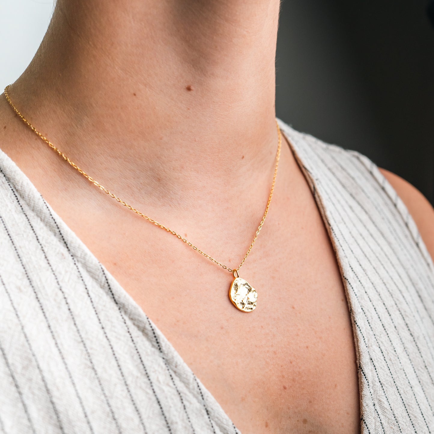 Collar martillado orgánico bañado en oro