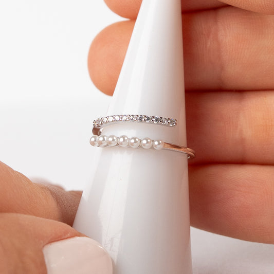 Anillo ajustable cruzado perlas y circones