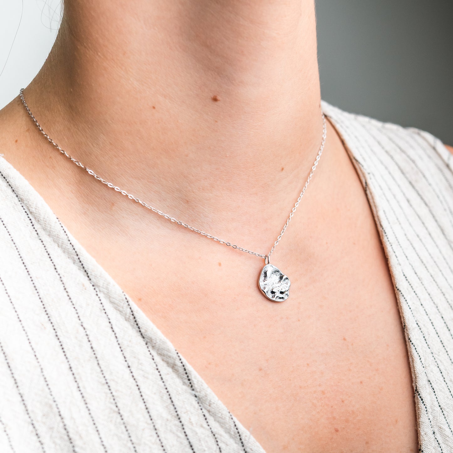 Collar martillado orgánico