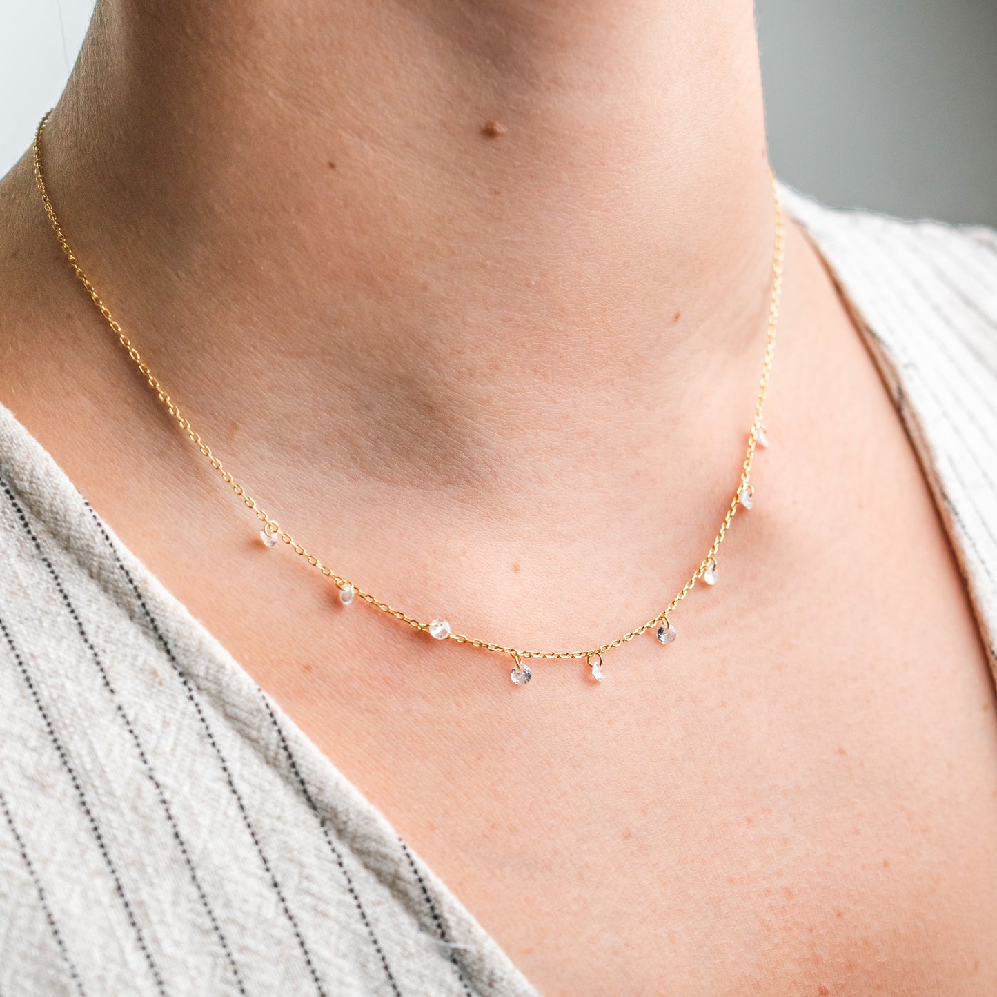 Collar chocker lluvia de luz bañado en oro