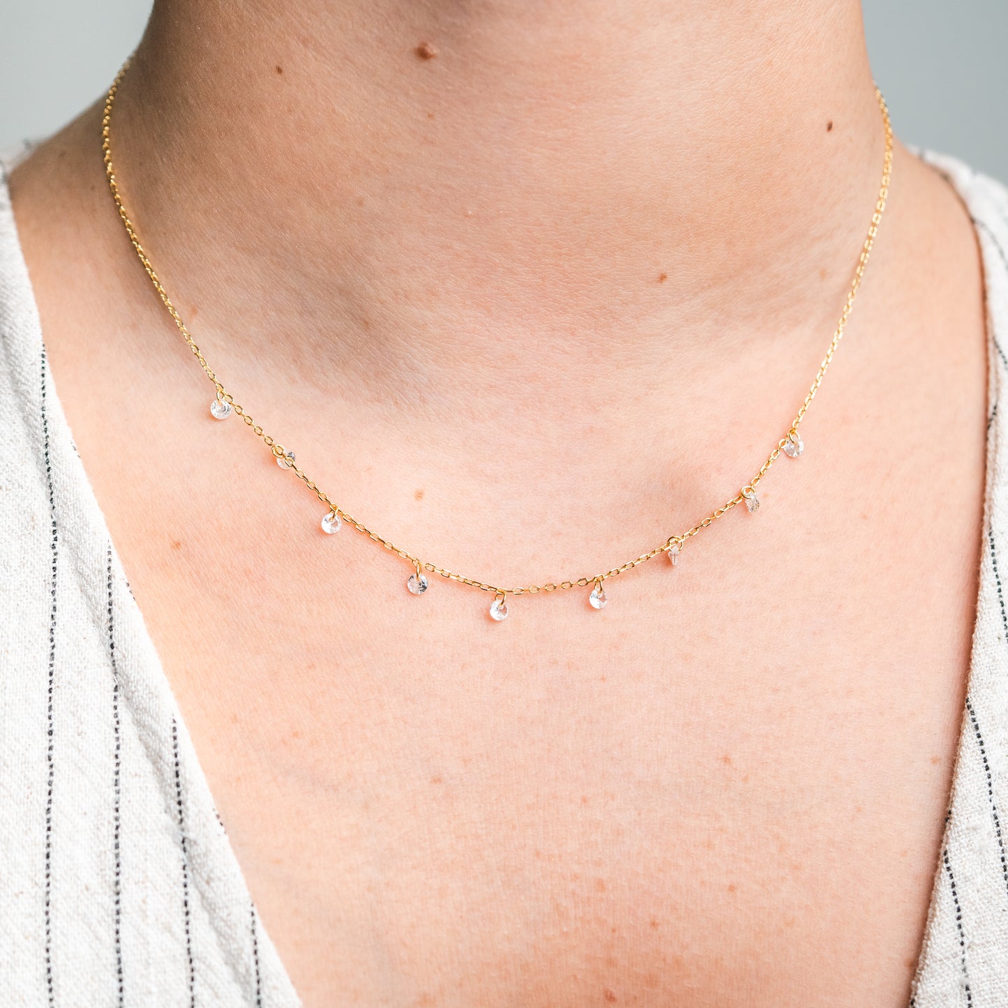 Collar chocker lluvia de luz bañado en oro